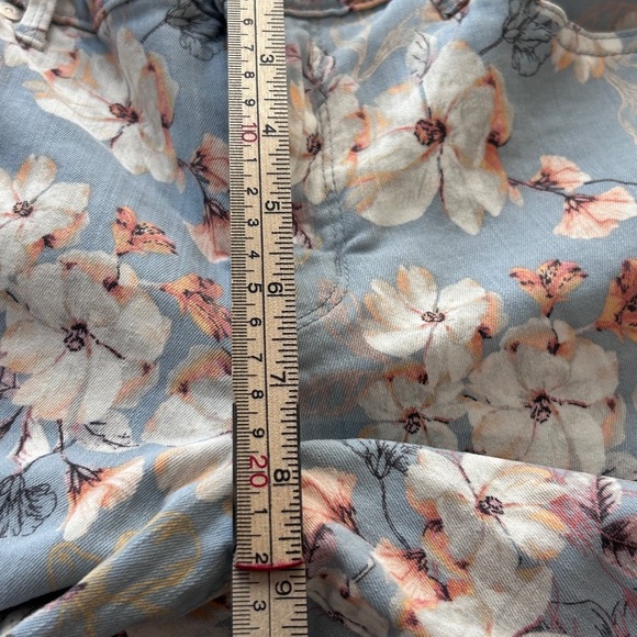 Nine West Chrystie Capri Jeans Floral Print Baby Blue Size 10 - Picture 8 of 9